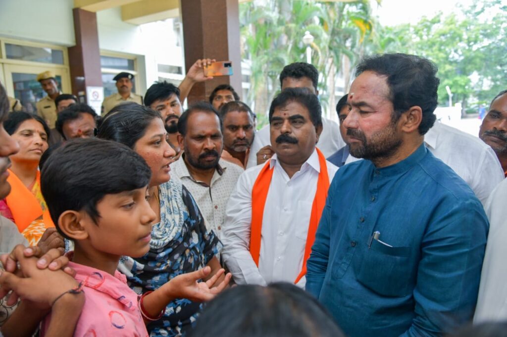 హోంగార్డు రవీందరును పరామర్శించిన కిషన్ రెడ్డి 2 2
