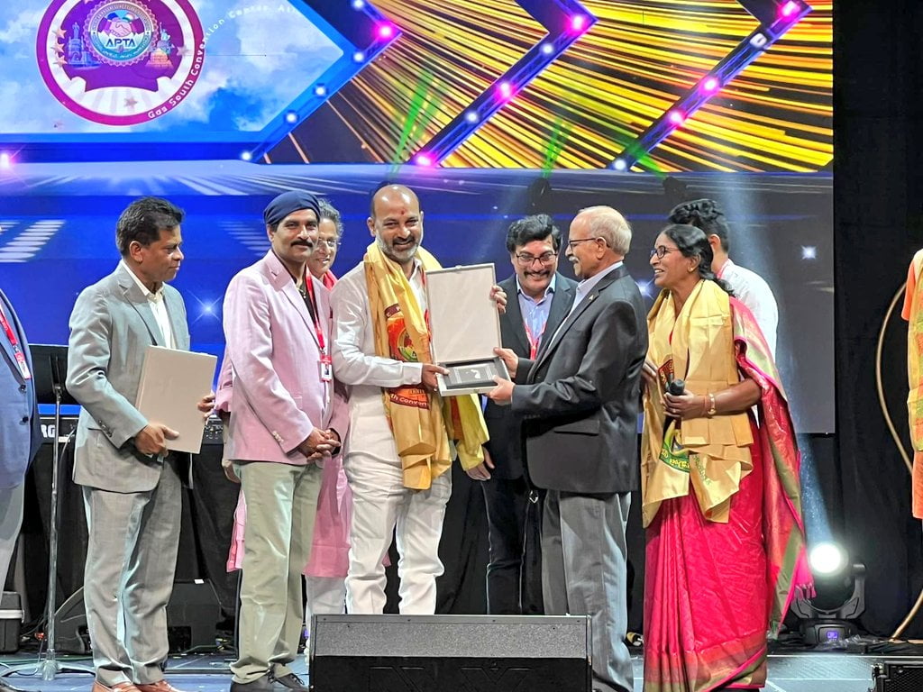 ప్రవాస భారతీయులతో బండి సంజయ్ భేటీ 1 ప్రవాస భారతీయులతో బండి సంజయ్ భేటీ