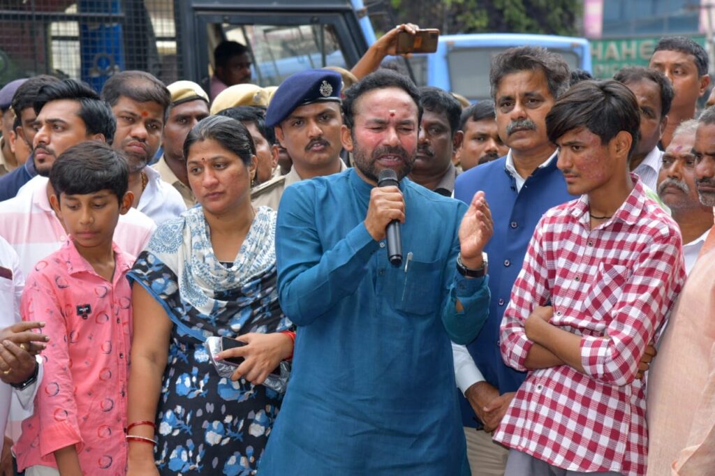 హోంగార్డు రవీందరును పరామర్శించిన కిషన్ రెడ్డి 3 3