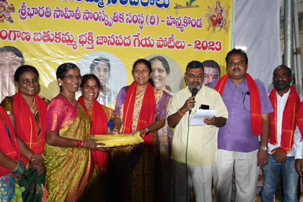 కాపువాడ బతుకమ్మ సంబరాలలో శ్రీమతి రావు పద్మ 7 Rao Padma in Bathukamma Celebrations-03