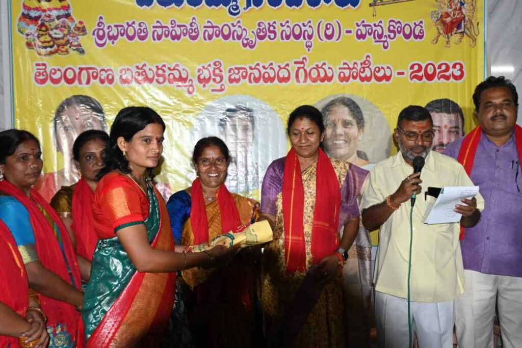 కాపువాడ బతుకమ్మ సంబరాలలో శ్రీమతి రావు పద్మ 6 Rao Padma in Bathukamma Celebrations-04