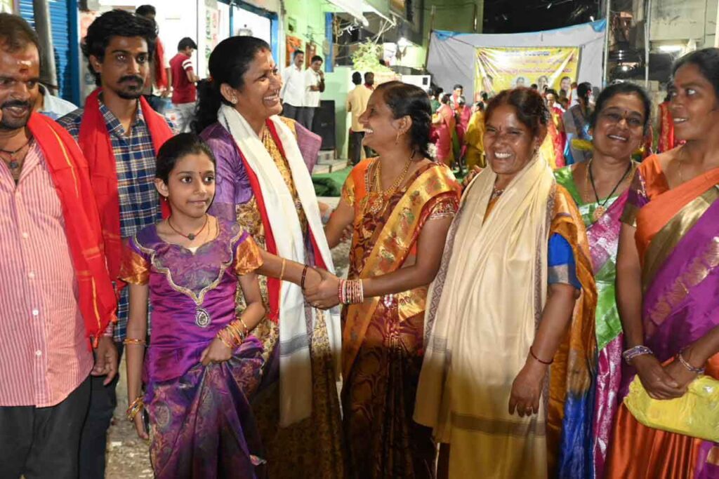 కాపువాడ బతుకమ్మ సంబరాలలో శ్రీమతి రావు పద్మ 4 Rao Padma in Bathukamma Celebrations-06