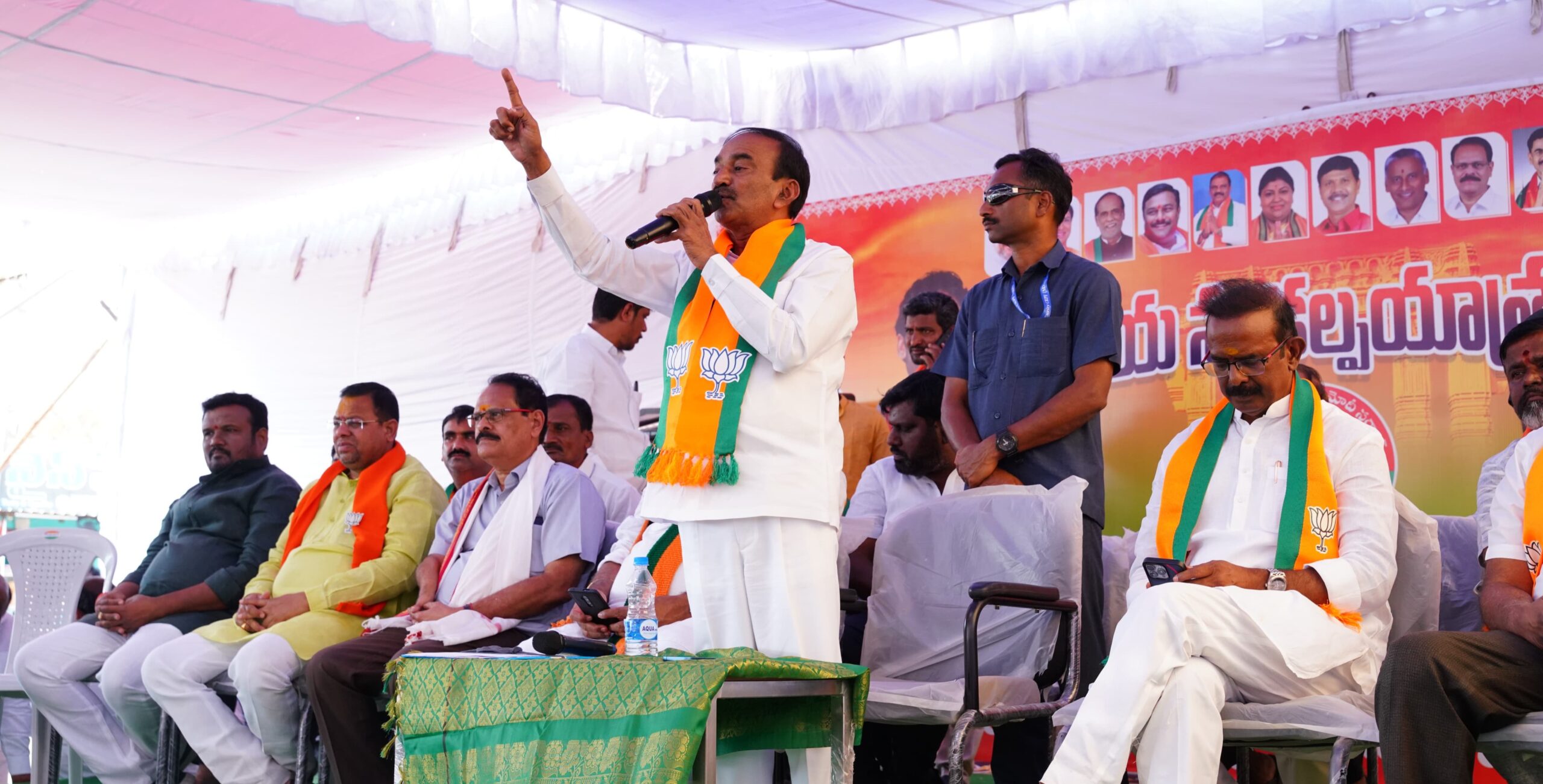 జనగాంలో విజయ సంకల్ప యాత్రలో పాల్గొని ప్రసంగించిన ఈటల రాజేందర్ 6 జనగాంలో విజయ సంకల్ప యాత్రలో పాల్గొని ప్రసంగించిన ఈటల రాజేందర్