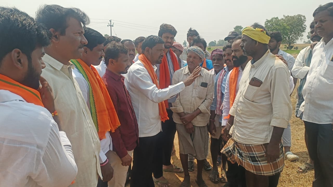 ఎండిపోయిన వరి, మొక్కజొన్న  పంటలను పరిశీలించిన బిజెపి జనగామ జిల్లా అధ్యక్షులు సౌడ రమేష్ 1 ఎండిపోయిన వరి, మొక్కజొన్న  పంటలను పరిశీలించిన బిజెపి జనగామ జిల్లా అధ్యక్షులు సౌడ రమేష్